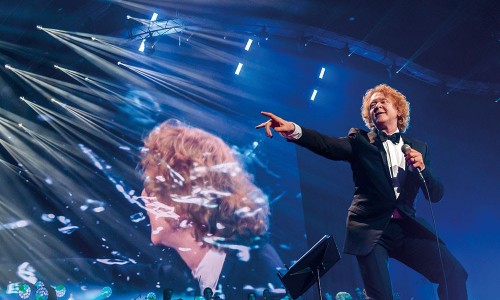 Simply Red: il 17 gennaio al cinema ‘Symphonica In Rosso’, tutti gli hit della band inglese dal vivo con un'orchestra di quaranta elementi - Il trailer/video